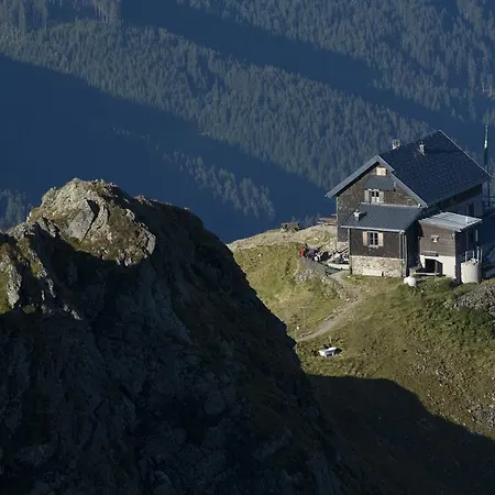 לינה וארוחת בוקר Stadlpoint 3*